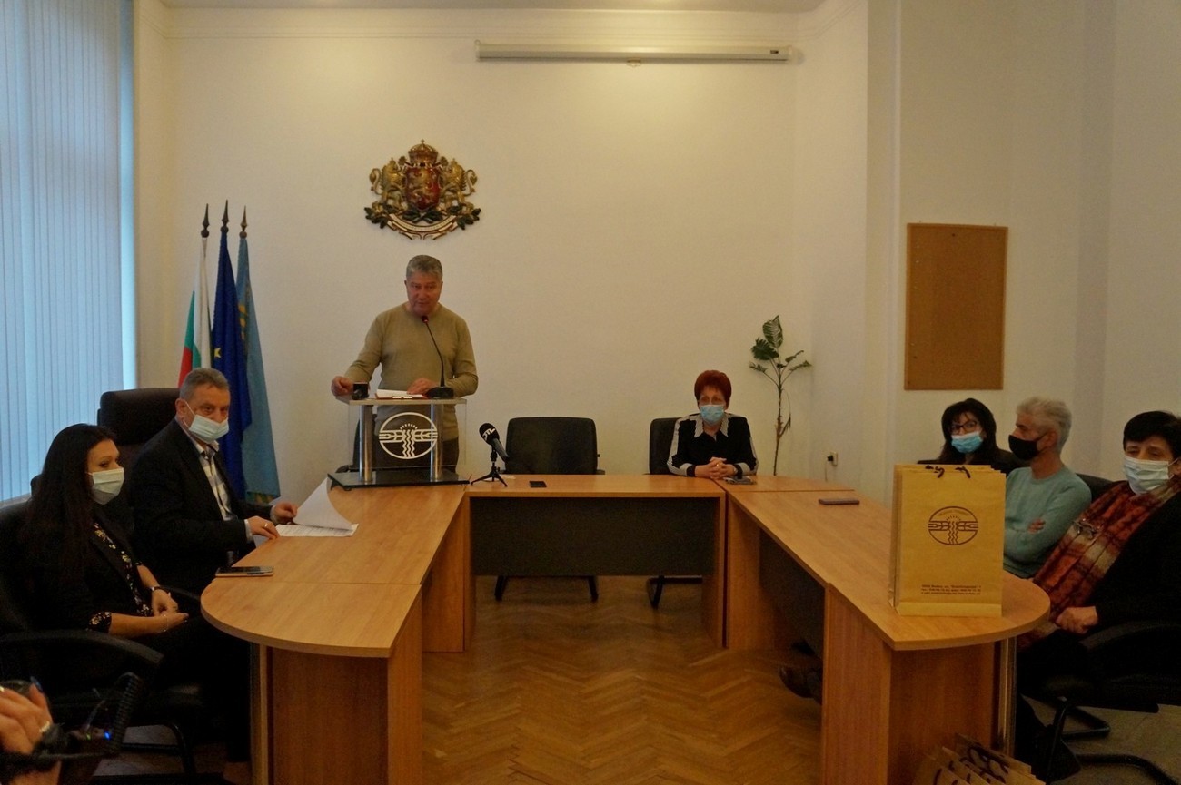 Община „Тунджа“ награди победителите в конкурса за стихотворение за Деня на народните будители