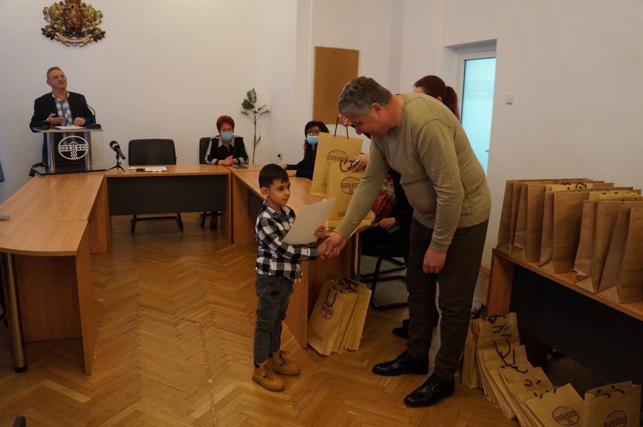 Община „Тунджа“ награди победителите в конкурса за стихотворение за Деня на народните будители