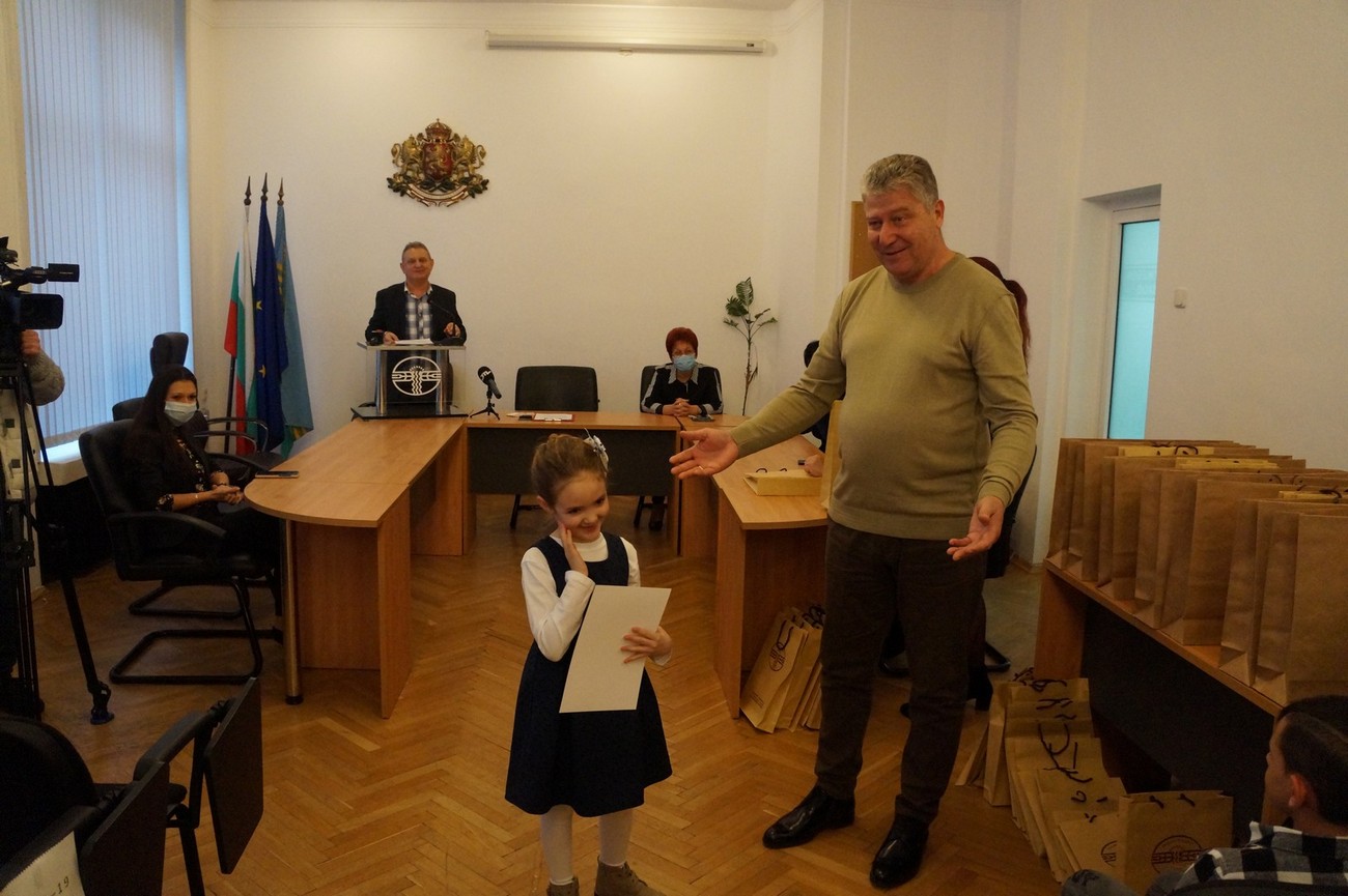 Община „Тунджа“ награди победителите в конкурса за стихотворение за Деня на народните будители