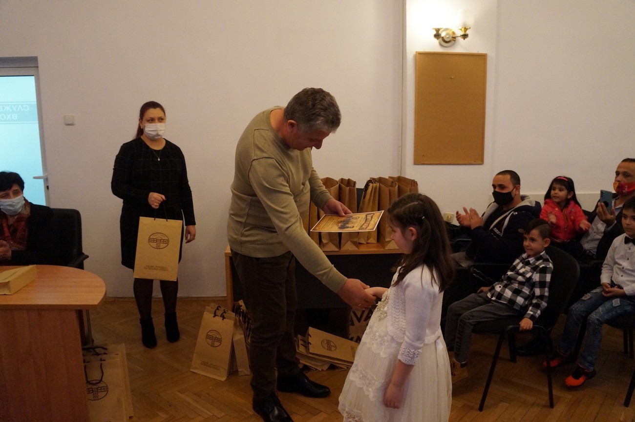 Община „Тунджа“ награди победителите в конкурса за стихотворение за Деня на народните будители