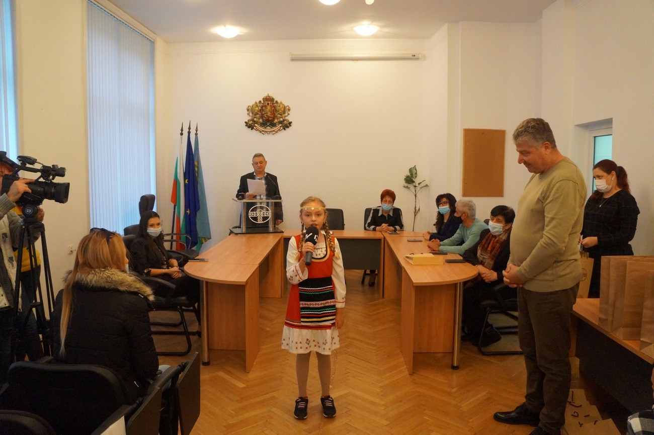 Община „Тунджа“ награди победителите в конкурса за стихотворение за Деня на народните будители