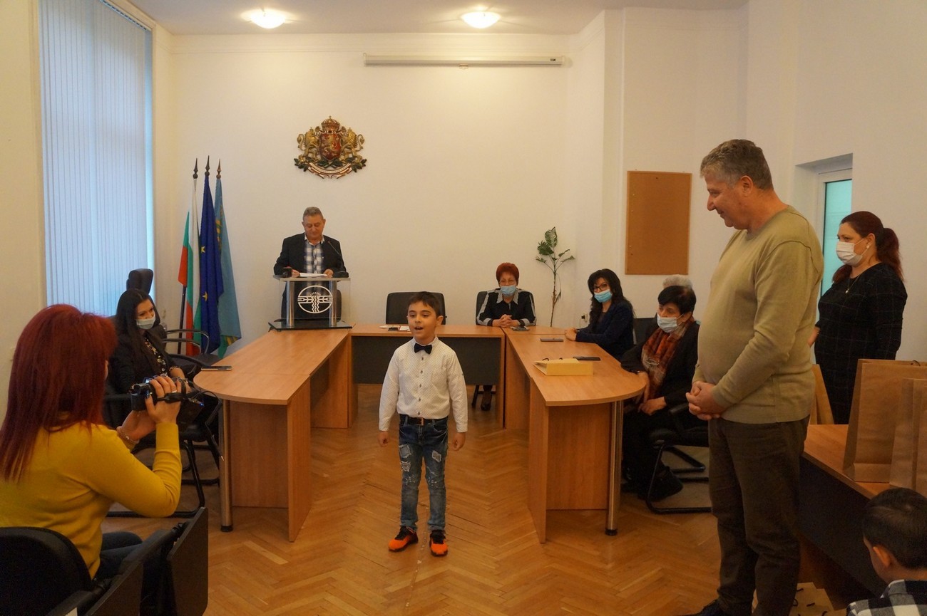 Община „Тунджа“ награди победителите в конкурса за стихотворение за Деня на народните будители